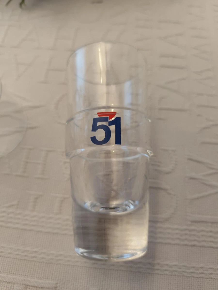 La Bouteille De Champagne Avec Bonnet De Noel Et Verre De Champagne