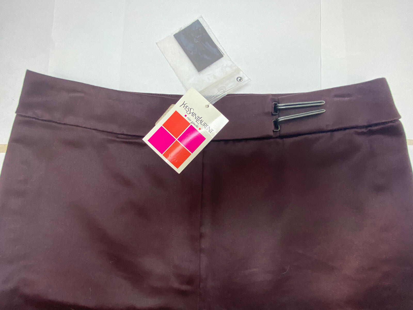 Gonna anteriore piatta Yves Saint Laurent nuova con etichette bordeaux taglia 36 IT