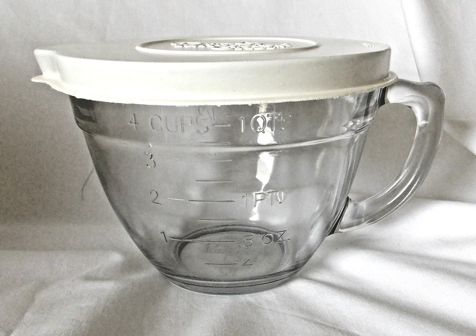 Pampered Chef 4 cup 1 qt. glass Batter bowl with lid MINT pre-owned