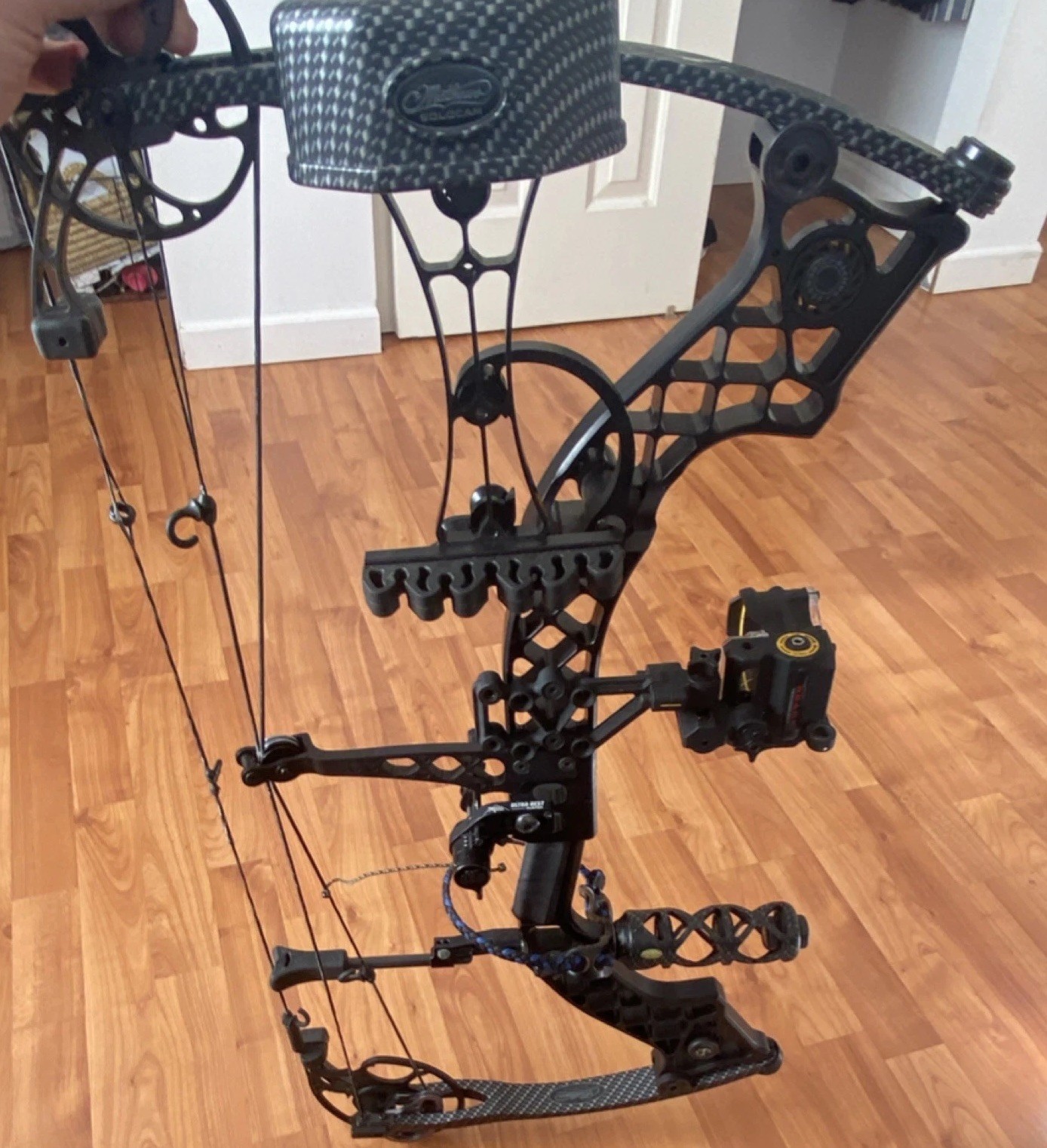 Mathews Z7 extreme tactical  Compound Bow Black Carbon Fiber with Sight. 