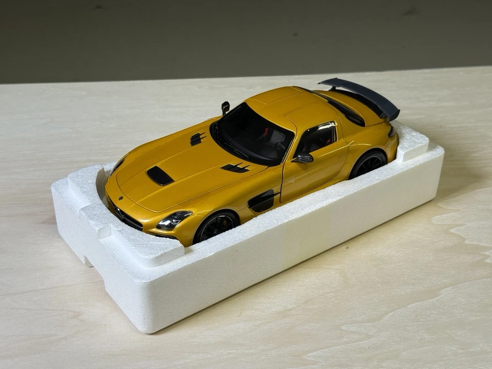 Mercedes SLS AMG Black Series 1:18 Gold Metallic Minichamps 110033024