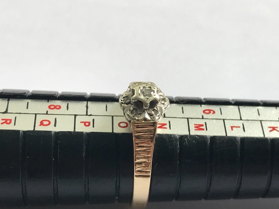 9ct Gold Diamond Cluster Ring Gold Patterned 1980 Vintage Ring Size N 1/2 - Image 4 of 4