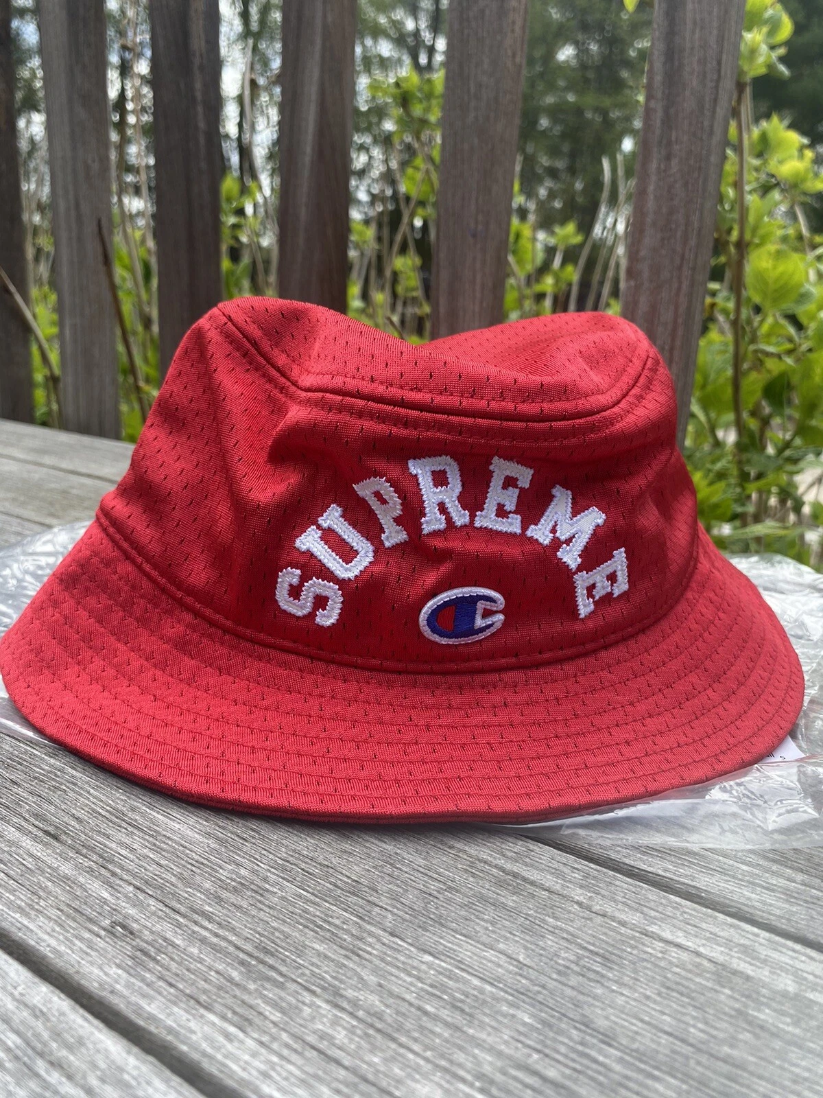 Chapeau seau concasseur maille Supreme x Champion L/XL rouge