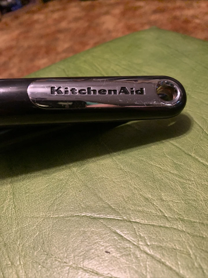 Prensa de ajo KitchenAid negra y de acero inoxidable de alta resistencia con cesta extraíble Foto 2 de 4