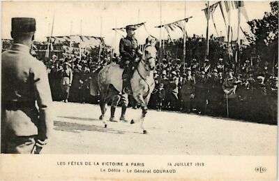 CPA MILITAIRE Le Défilé-Le Général Gouraud (316079)
