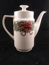 THE CELLAR HOLIDAY WREATH 1995 MACEY'S COFFEE POT WITH LID 8 CUP  (CHIP) SEE PIC