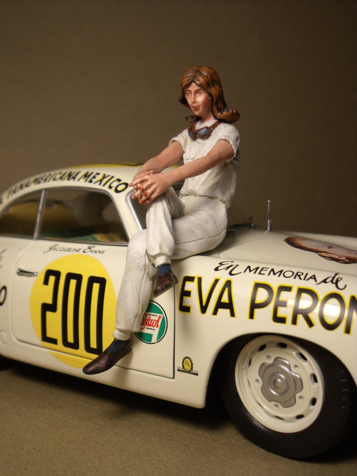 Figurine Vroom Jacqueline Evans Panamericana non peinte 1/18 Solido