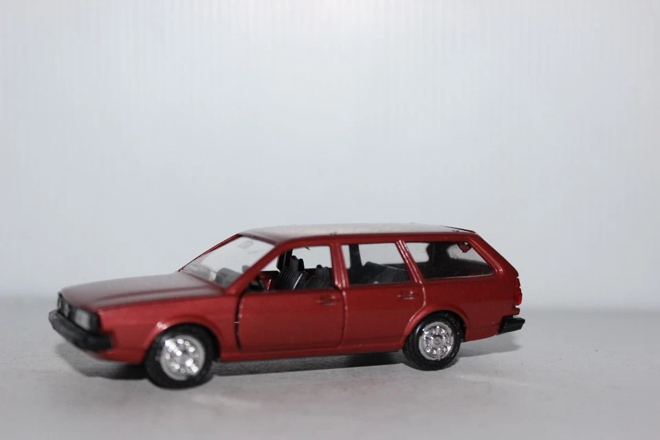 CONRAD Volkswagen VW Passat Variant GLS - Image 3 of 4