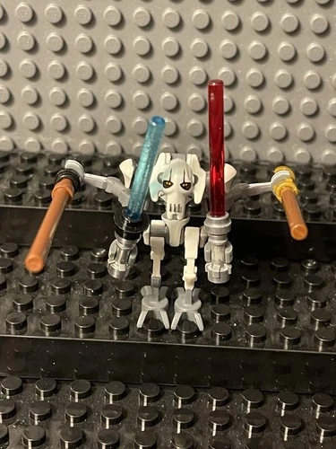 LEGO General Grievous Minifigure Star Wars Starfighter, with 4 lightsabers