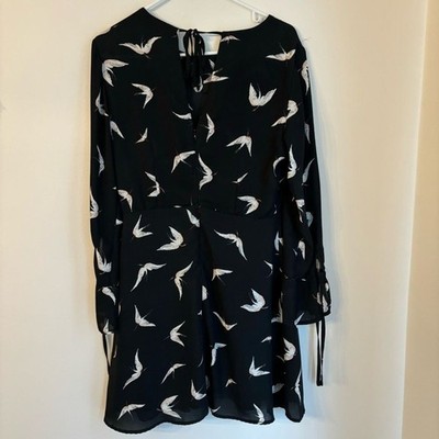 Dynamite Women s Swallow Bird long tie sleeve scoop neck dress size medium EUC!