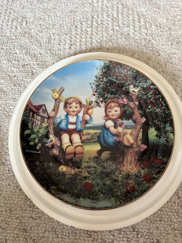 APPLE TREE BOY AND GIRL-MI HUMMEL LITTLE COMPANIONS-DANBURY MINT COLLECTOR PLATE