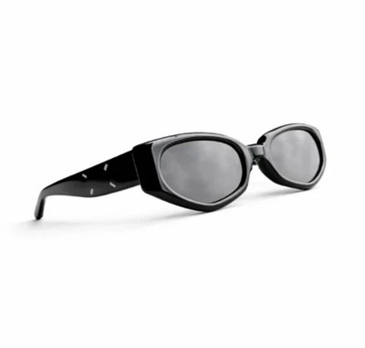 Gentle Monster Maison Margiela MM205 01 cat-eye sunglasses Black