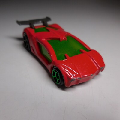 Voiture de course en métal rouge