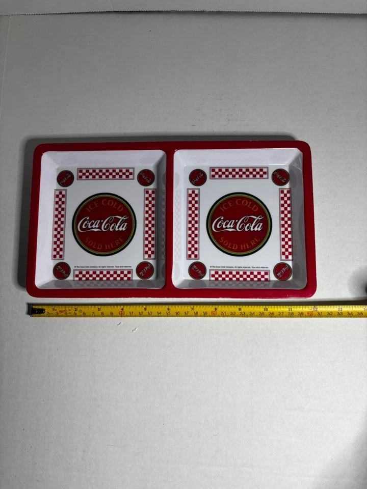 老式红色和白色分隔塑料可口可乐餐盘。 — 第 2/4 张图片