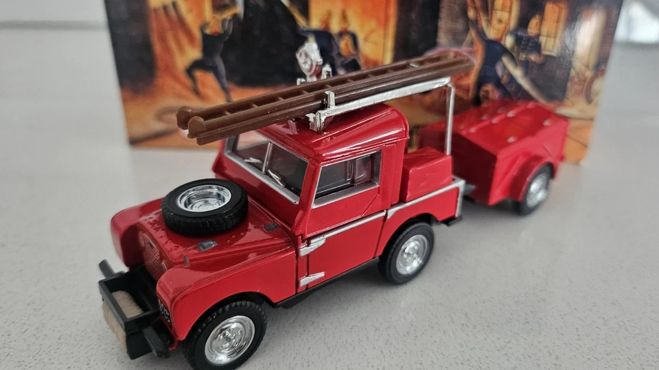 Matchbox YFE02 1952 Land Rover Auxiliary Fire Engine Yesteryear Model Truck - Image 4 of 4