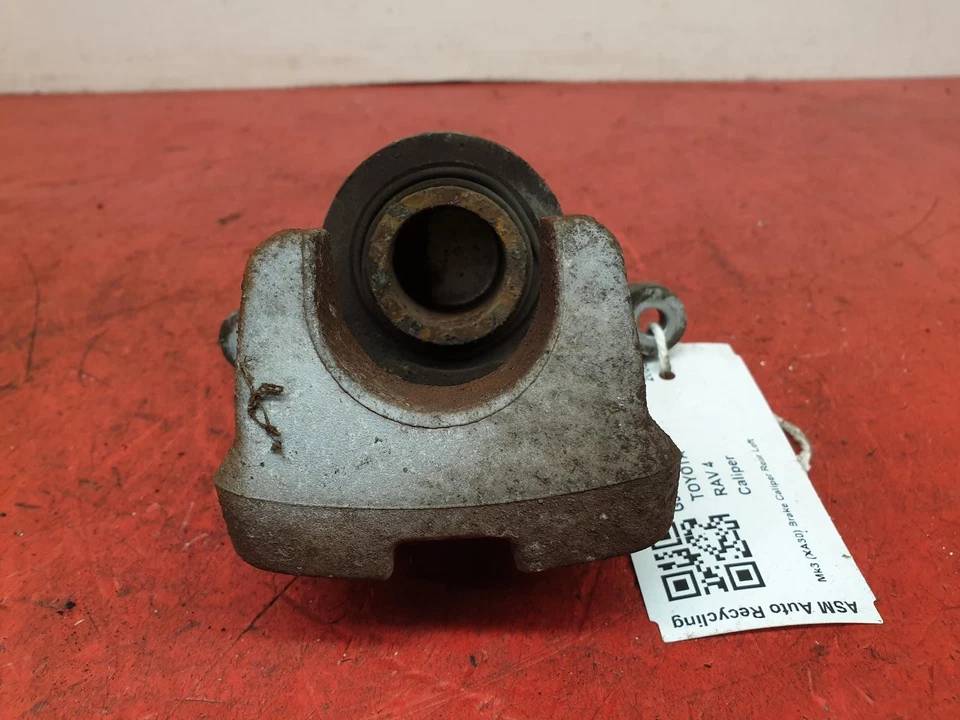 Pinza de freno cercana Toyota RAV 4 pasajeros 2008 2,2 L diésel 2AD-FTV Foto 2 de 4