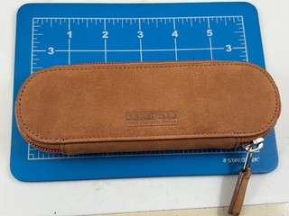 Estuche para bolígrafos Judd's muy bonito de gamuza marrón Levenger Tiene capacidad para 2 bolígrafos