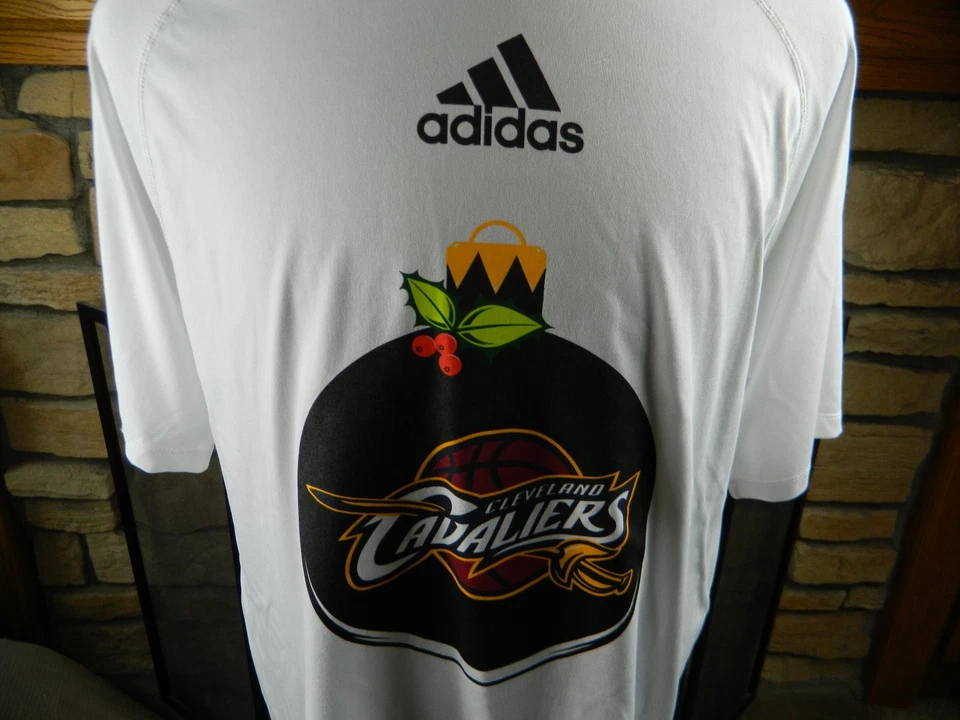 Camisa masculina manga curta enfeite de Natal Adidas Cleveland Cavaliers média - Imagem 2 de 4
