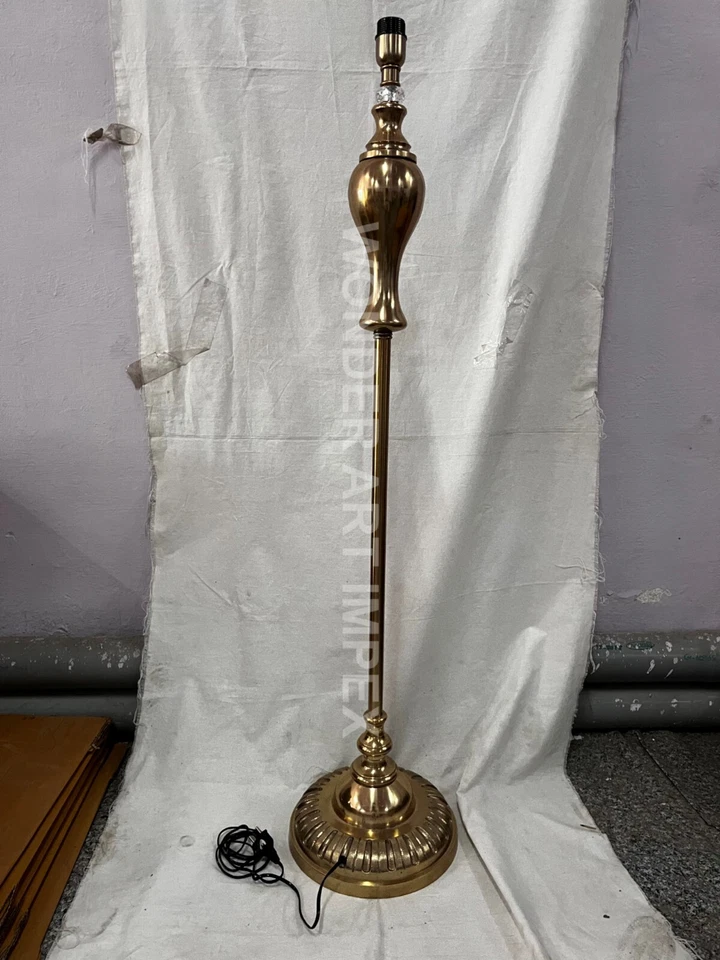 Lámpara de pie hecha a mano de metal dorado de alta calidad con acabado EPL - Decoración de hogar y oficina Foto 3 de 4