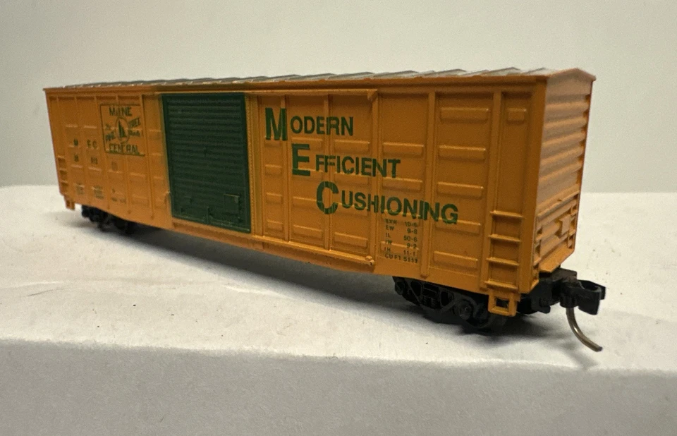 Roundhouse N Scale Lot Of 2 Maine Central 50' Box Cars With Knuckle Couplers - Image 4 of 4