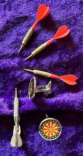 Vintage DESTINO, LTD. “The Bulls Eye Set”. Cuff Links, Tie Clip & Darts W/ Board - Picture 4 of 14