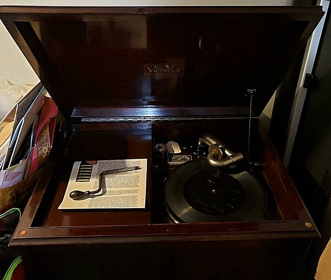 1923 VICTOR TALKING MACHINE MODEL VV-210 VICTROLA - ANTIQUE - PICK