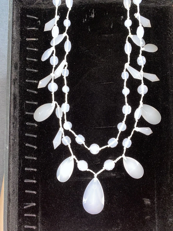 Collar Joan Rivers Colección Clásica Piedras Blancas Esmeriladas Cierre de Cadena Dorado Foto 3 de 4