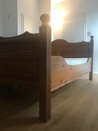 Komplettes Doppelbett 200x200 massiv mit Lattenrost und zwei Matratzen - Bild 2 von 10