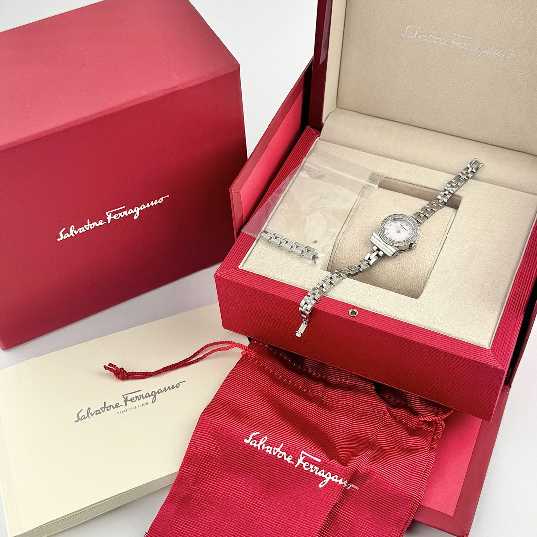 出品は12/7まで！最終値下げ！フェラガモ ガンチーニ ピンクシェル文字盤 新品電池】934 サルヴァトーレフェラガモ ガンチーニ ピンクシェル文字