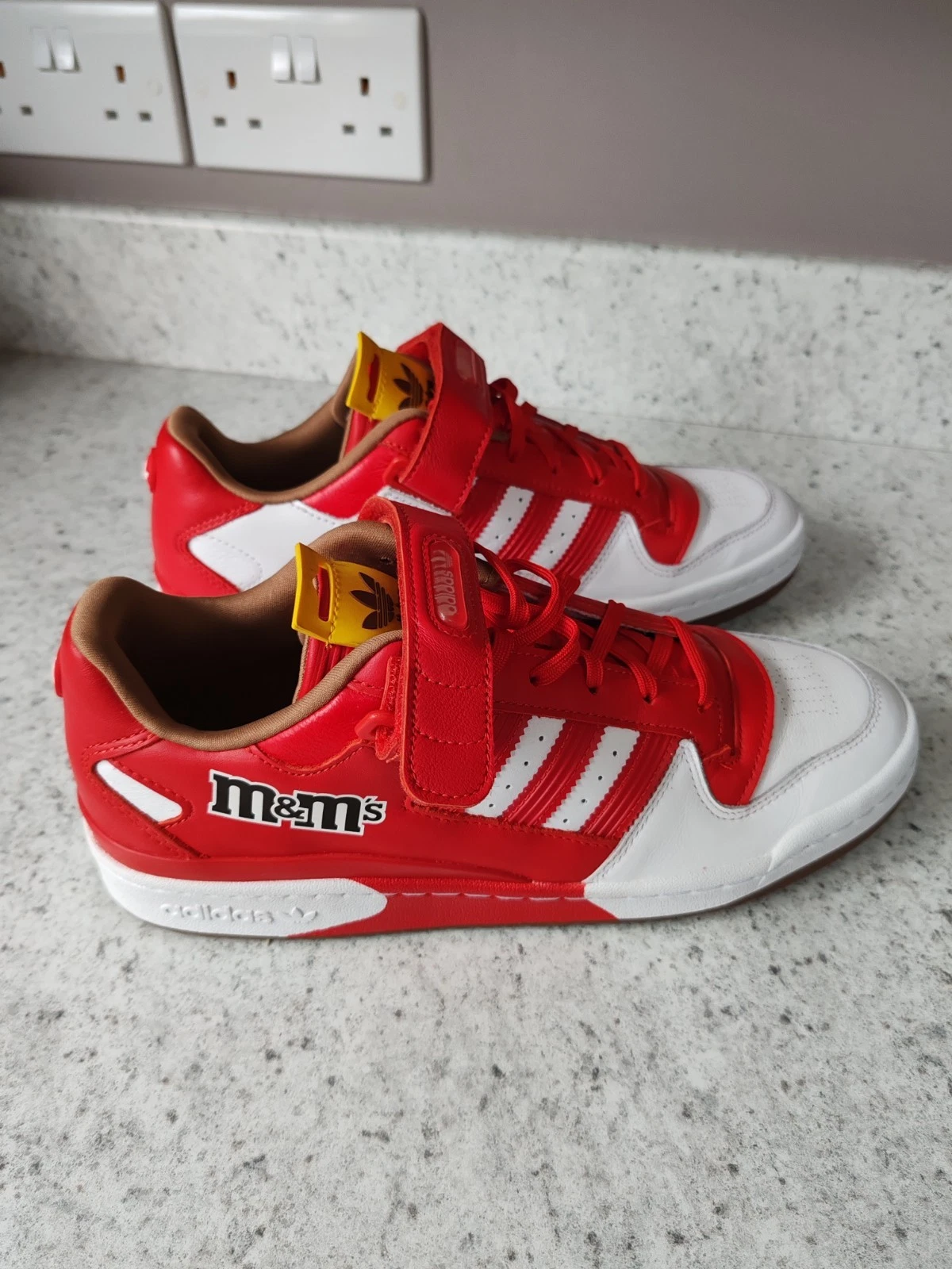 Adidas Original M&M's X Forum "84 Low Red" bianche e rosse da uomo taglia UK 8 5.