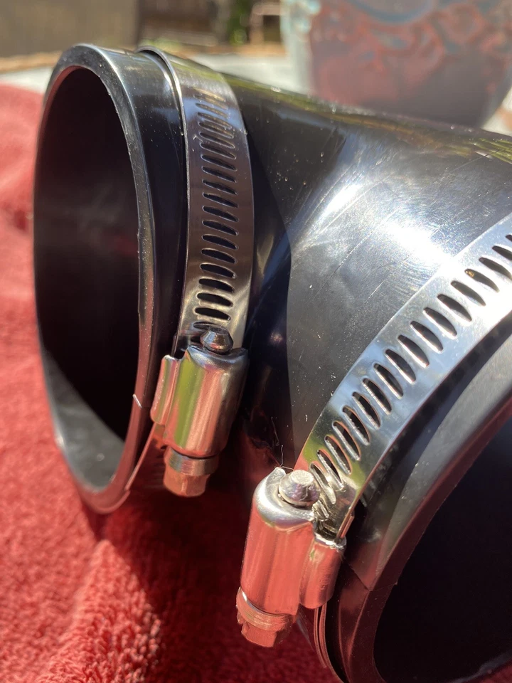 Acoplador de codo de admisión de aire de 4" con abrazaderas de engranaje helicoidal PVC de 90 grados Foto 3 de 4