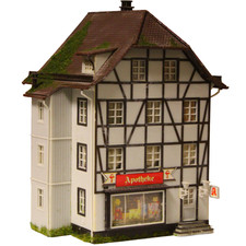Fachwerkhaus „Apotheke“ – detailreiches Stadthaus – Modelleisenbahn / Diorama H0