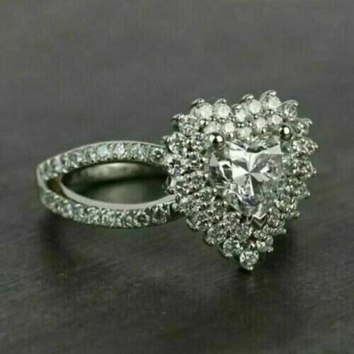 Anillo de compromiso con racimo enchapado en oro blanco de 14 quilates con diamantes simulados en forma de corazón de 3 quilates Foto 2 de 4