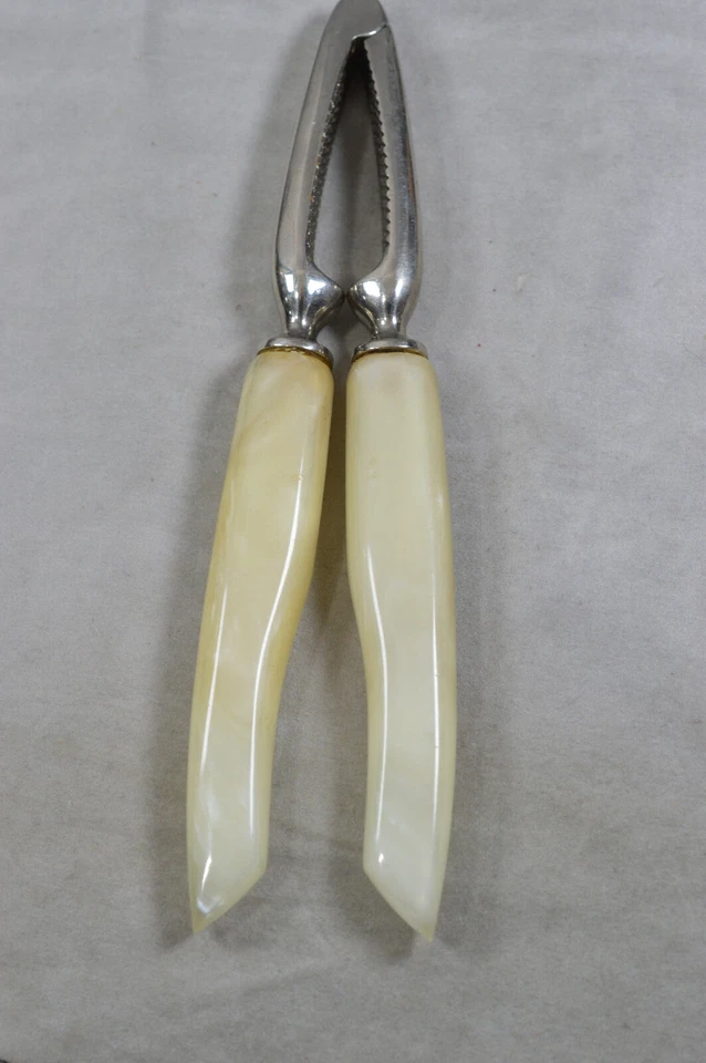 60er JAHRE DESIGN NUSSKNACKER MIT PERLMUT OPTIK GRIFFEN - Bild 2 von 4