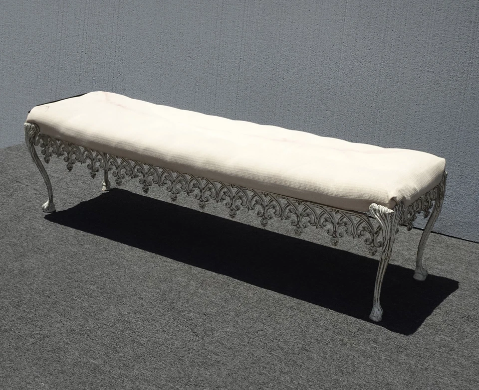 Banco blanco lateral de cama vintage de Hollywood Regency de los años 60 con falda de hierro fundido Foto 2 de 4