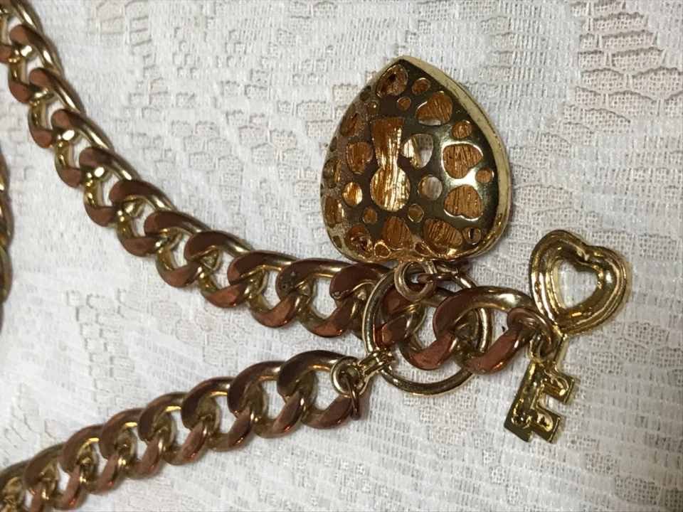 Cadena y llave pesada de corazón de piedra dorada Foto 3 de 3