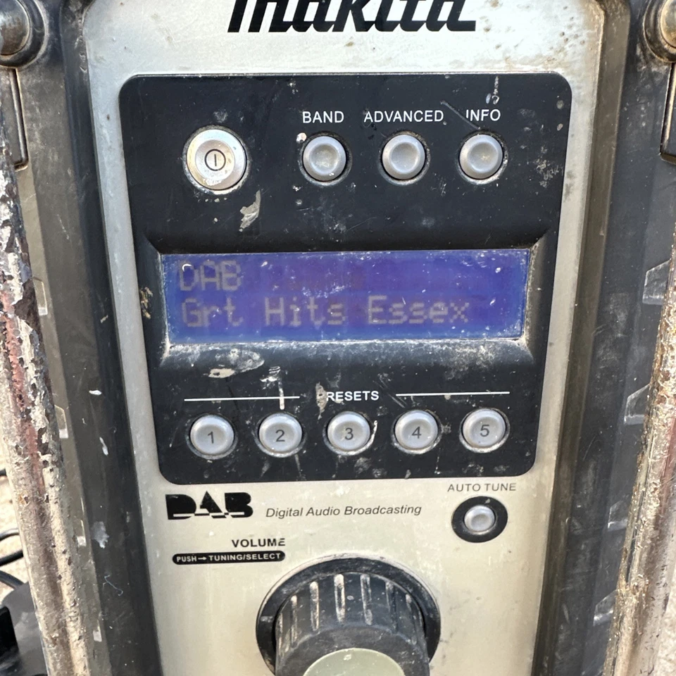 Makita DMR104 DAB/FM Job Site Radio BLUETOOTH UPGRADED VIA AUX - Image 2 of 4