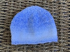 BRAND NEW HAND KNIT TINY BABY BLUE MARBLE BEANIE HAT PERFECT FOR BABY BOY 3/5 LB