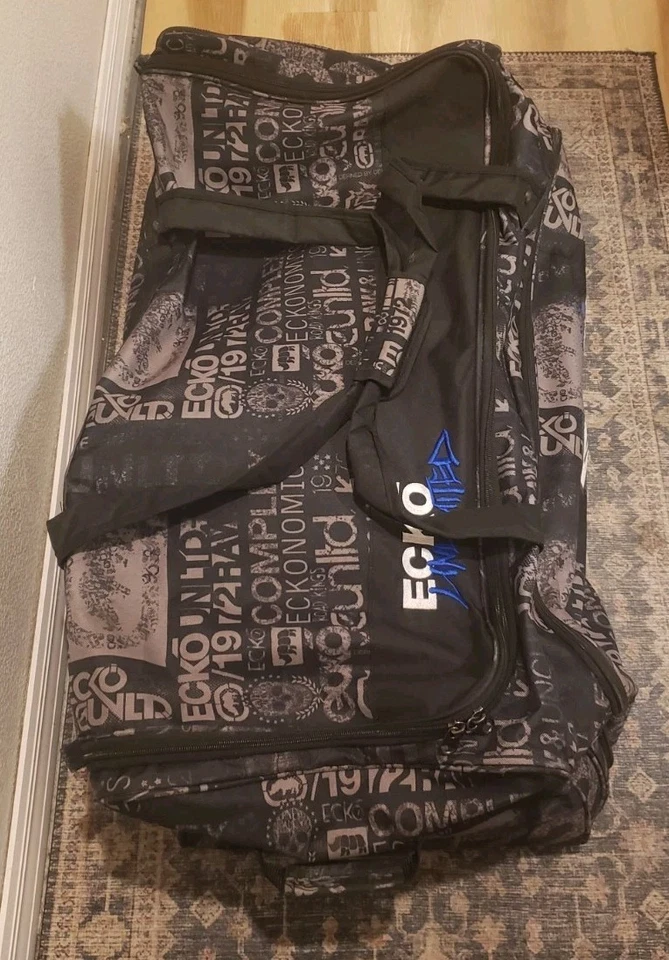 BOLSA DE LONA GRANDE CON RUEDAS ECKO UNLTD 32” SIN CORTAR LIGERAMENTE USADA  Foto 3 de 4