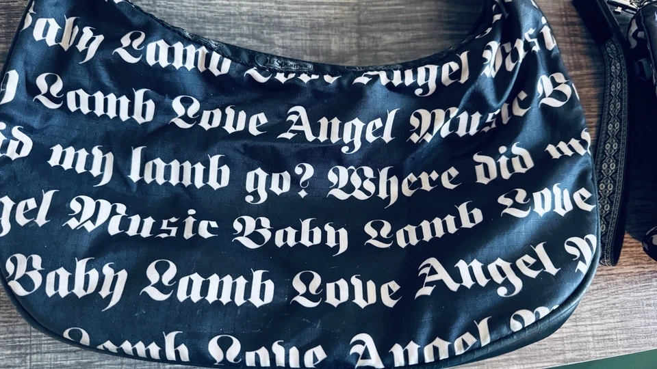 L..A.M.B. Gwen Stefani LESPORTSAC 纹身标志 水饺包 单肩包 带奖励袋 — 第 3/4 张图片