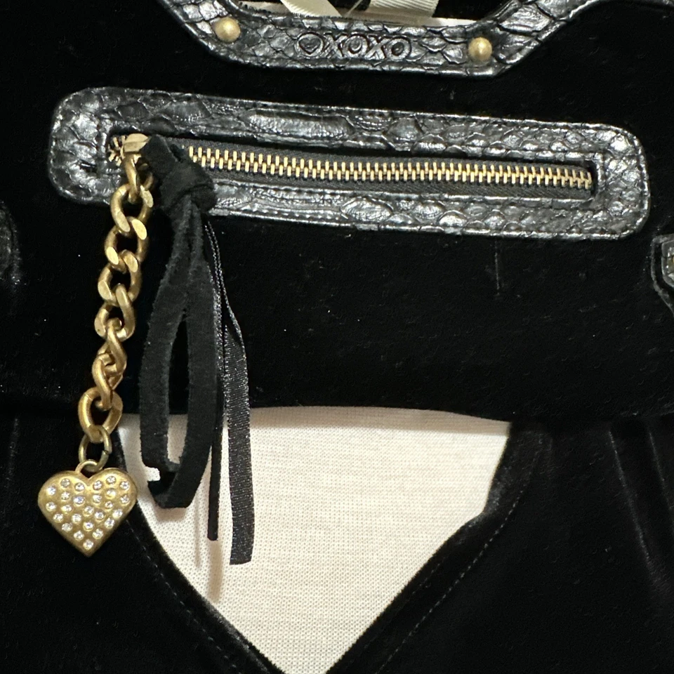 Bolso de mano XOXO para mujer negro de terciopelo de felpa con detalles de imitación de cocodrilo Foto 2 de 4