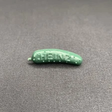 HEINZ 57 PICKLES CONDIMENTS PICKLE SHAPED LAPEL PIN MINI ADVERTISING PREMIUM