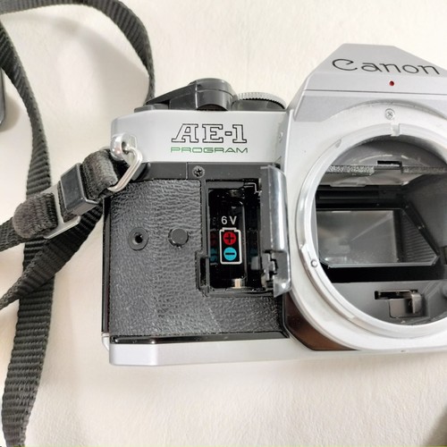 Canon AE-1 35mm Camera Bundle Kit Combo Flash, 50mm 200mm Auto Rewind - 第 4/13 張圖片