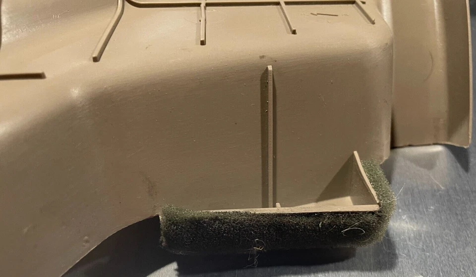 00-04 SUBARU LEGACY/OUTBACK PLACA DE UMBRAL DE PUERTA TRASERA IZQUIERDA P/N 94061AE05A ORIGINAL OEM Foto 2 de 4