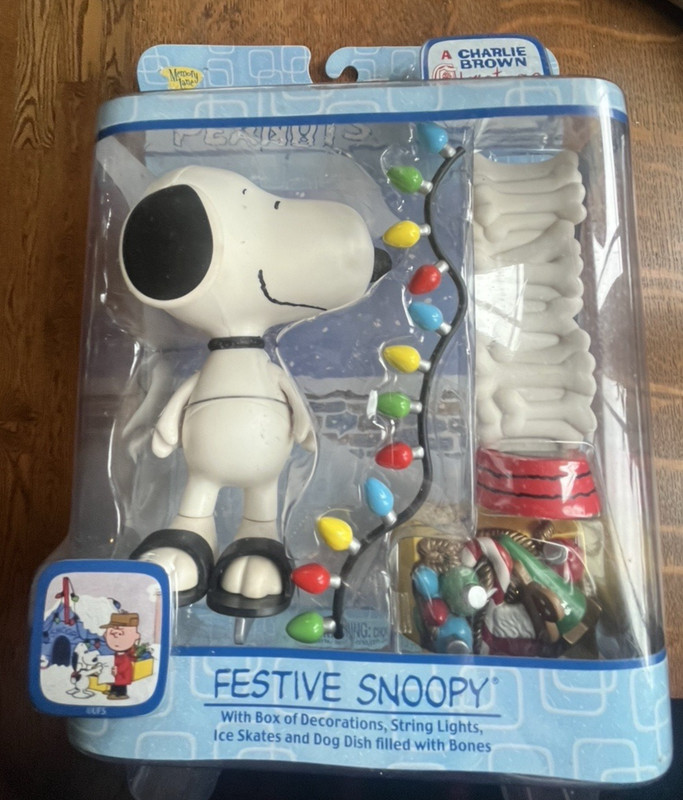 2004 PEANUTS "FESTIVE SNOOPY" SET - UNUSED IN ORIGINAL PACKAGE