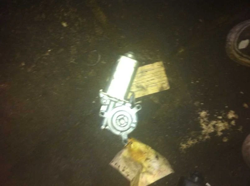 MOTOR ELEVALUNAS TRASERO DERECHO CHEVY SUBURBAN 1000 99 Foto 2 de 4