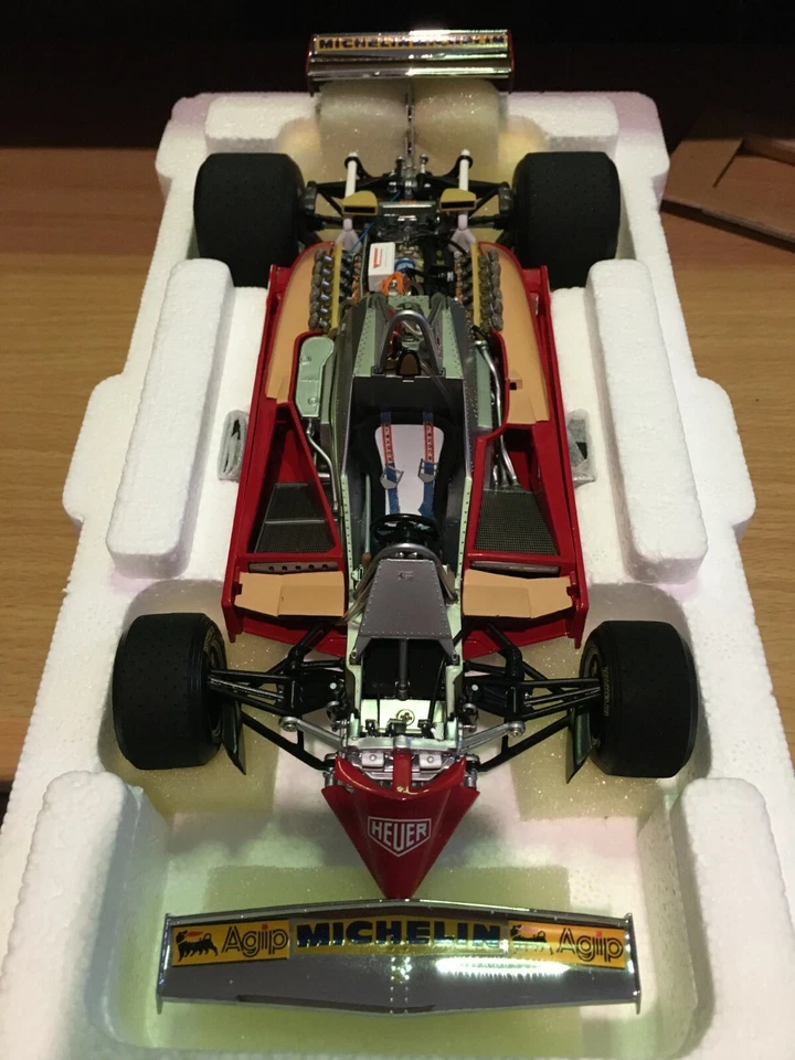 EXOTO FERRARI 312 T4 GILES VILLENEUVE 1/18 Foto 2 de 4