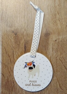 CGB Blumendrucke hängende Keramik Plakette. Hund - Mops & Küsse. Neu