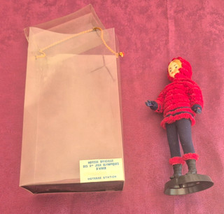 Jeux Olympique de Grenoble 1968 / figurine hotesse station avec boite