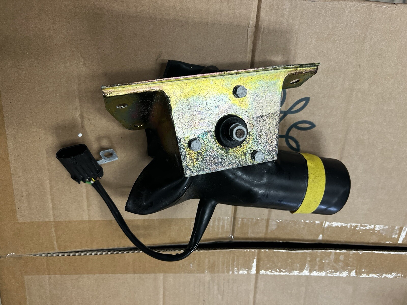 Ferrari 430 and 360 LHD Windshield Wiper Motor + Bracket P/N 63780200 3500 miles